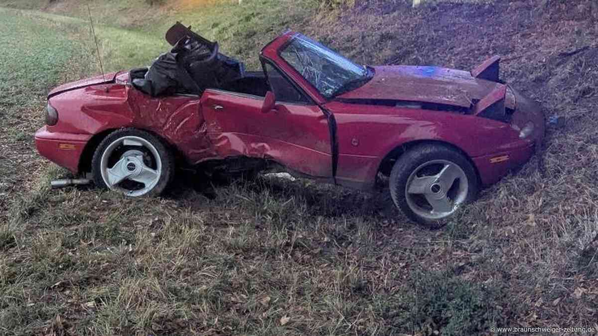 Unfall bei Baddeckenstedt: Auto prallt gegen Baum – 19-Jähriger schwer verletzt