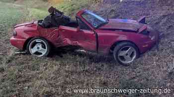 Unfall bei Baddeckenstedt: Auto prallt gegen Baum – 19-Jähriger schwer verletzt
