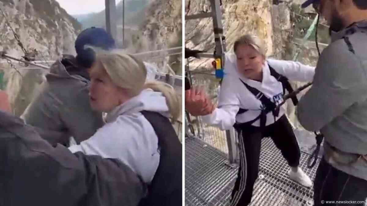 Doodsbange toeriste gedwongen tot sprong: instructeurs en haar man lachen haar uit en gooien haar naar beneden