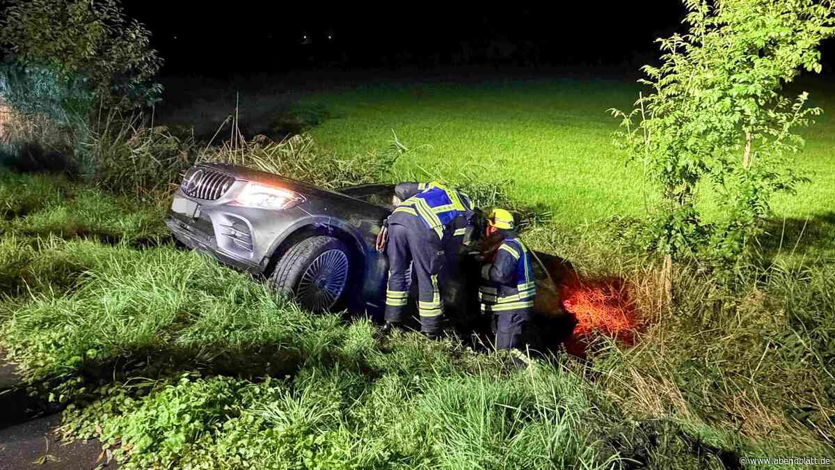 Mercedes im Graben, Fahrer geflüchtet – Polizei rückt mit Großaufgebot aus