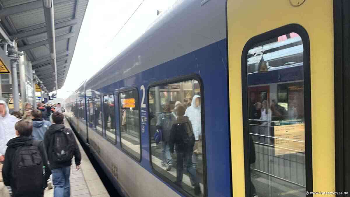 „Fahrgäste verprügeln sich“: Chaos nach Polizeieinsatz auf Bahnstrecke zwischen München und Rosenheim