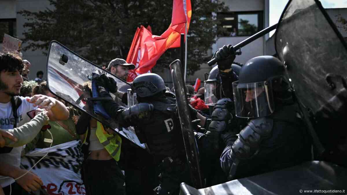Proteste studenti in Francia, ancora fiamme a Parigi: 40 presidi feriti e oltre 100 scuole danneggiate. Il ministro: “Paghino i genitori”
