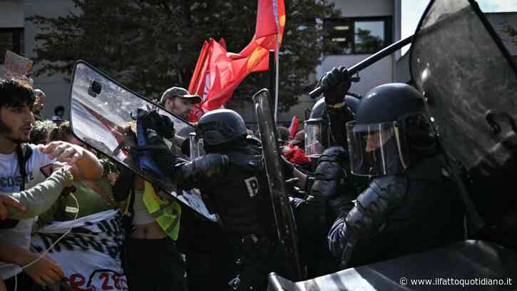 Proteste studenti in Francia, ancora fiamme a Parigi: 40 presidi feriti e oltre 100 scuole danneggiate. Il ministro: “Paghino i genitori”