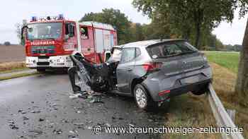 Zwei Autos stoßen bei Bokensdorf frontal zusammen – Fahrerin schwer verletzt