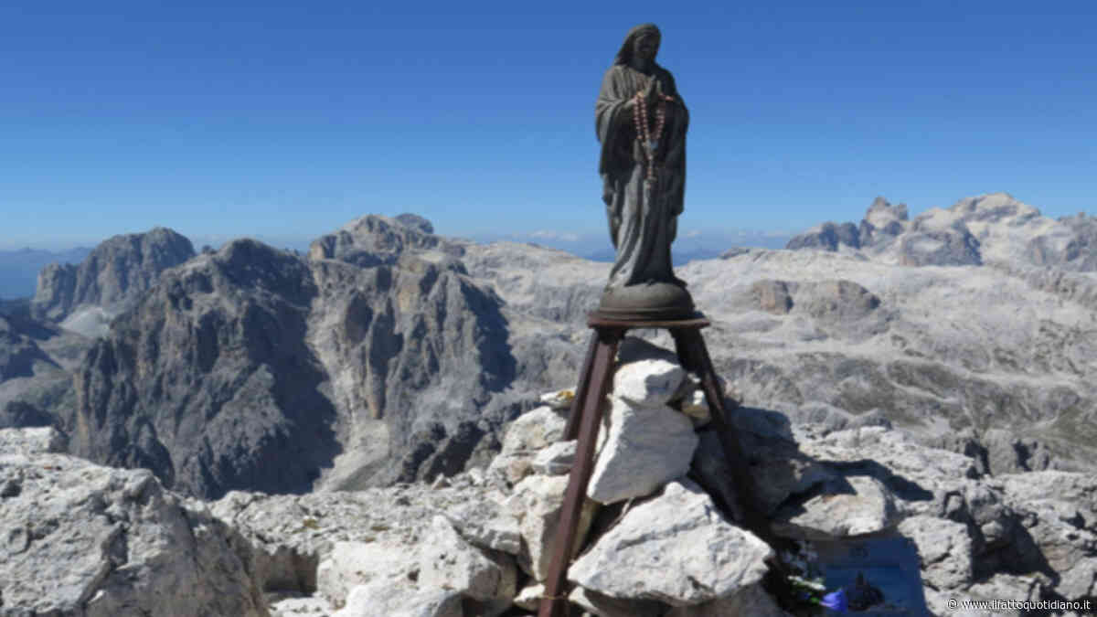 Salgono in vetta alla Croda Granda, staccano la Madonnina e la gettano in un canalone. Divelte anche le targhe che ricordavano due ragazzi morti in montagna
