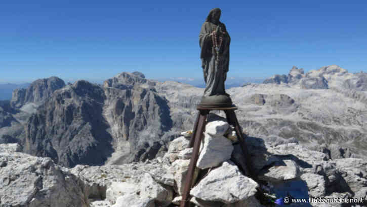 Salgono in vetta alla Croda Granda, staccano la Madonnina e la gettano in un canalone. Divelte anche le targhe che ricordavano due ragazzi morti in montagna