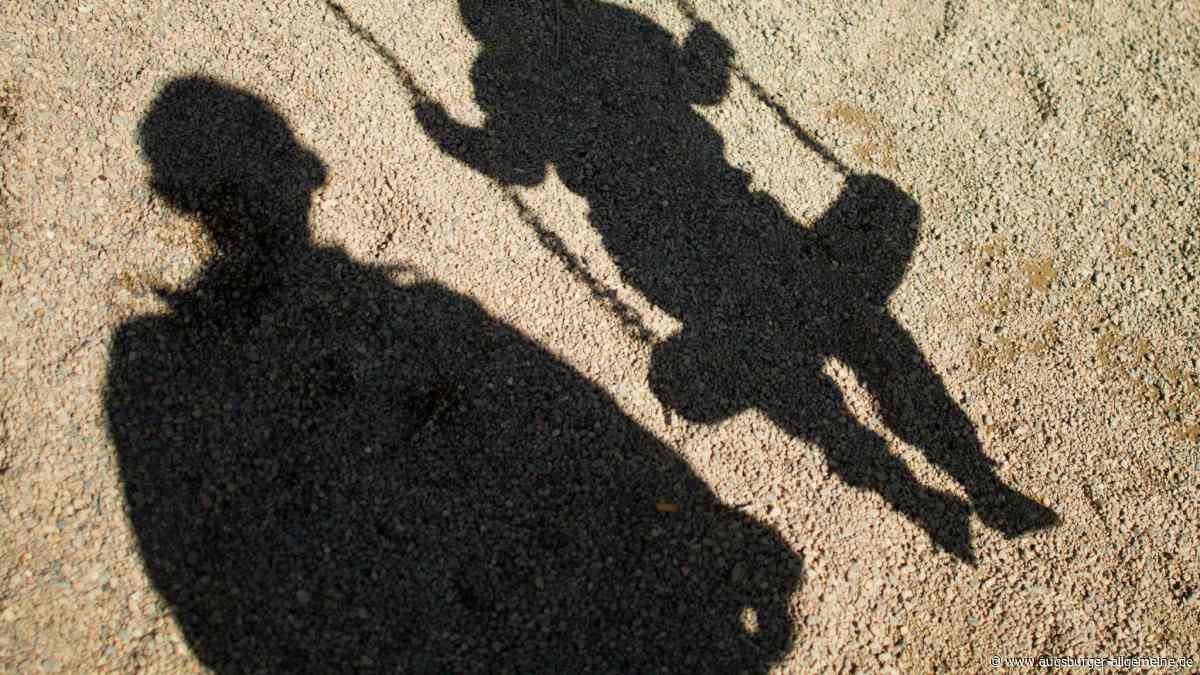 Kind am Spielplatz in Illertissen sexuell missbraucht: Polizei sucht Zeugen