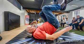 Met deze valtraining leren ouderen in Apeldoorn hoe ze een breuk of erger kunnen voorkomen
