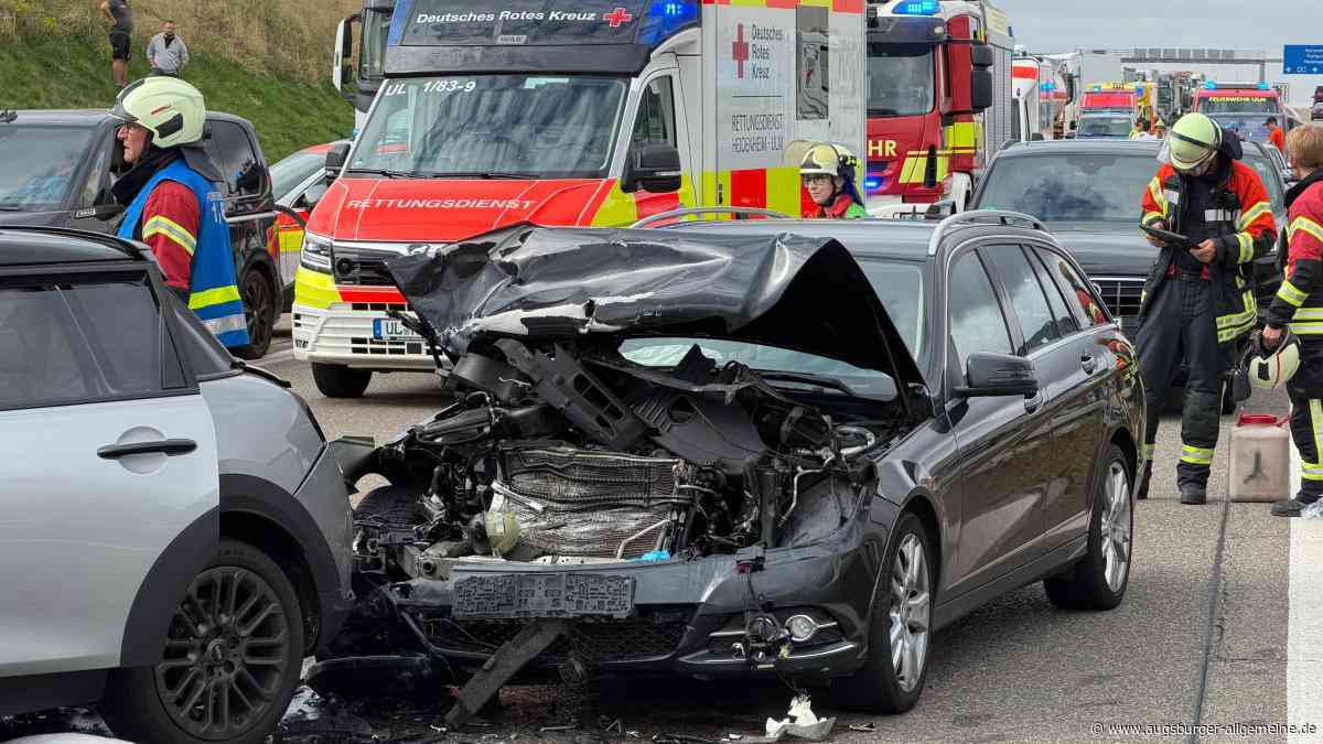A8 nach schwerem Unfall mit 17 Verletzten gesperrt: Hubschrauber im Einsatz