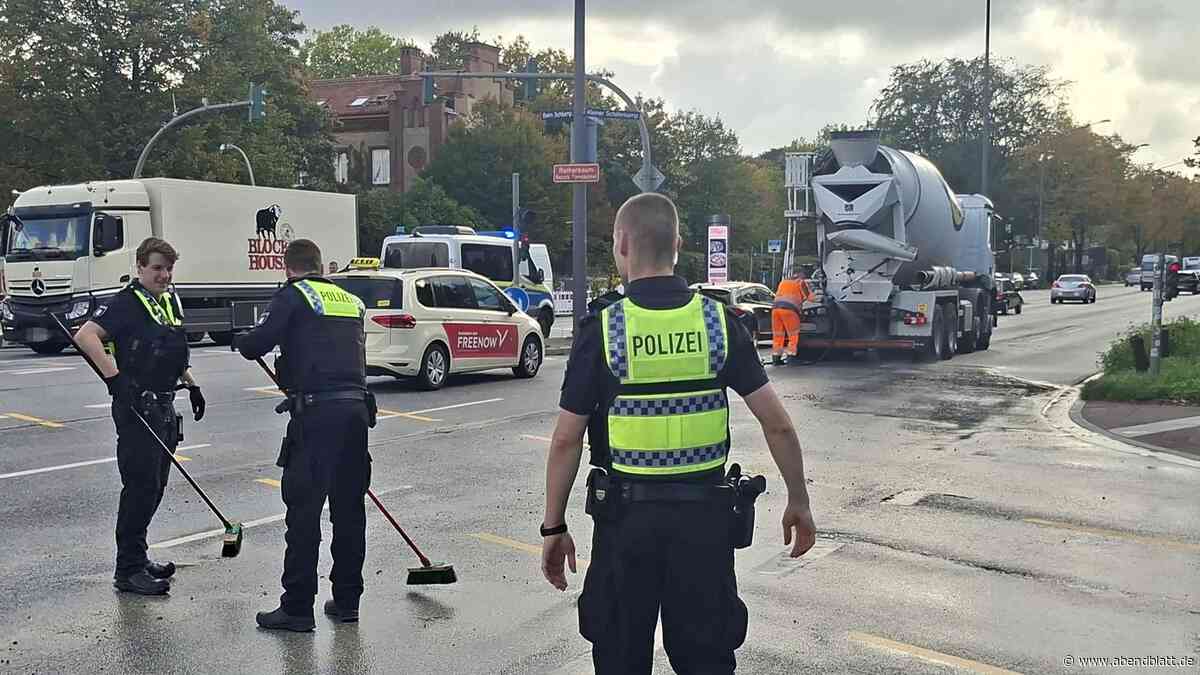 Lkw verliert Ladung nahe Schlump: Flüssiger Beton landet auf Kreuzung