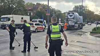 Lkw verliert Ladung nahe Schlump: Flüssiger Beton landet auf Kreuzung