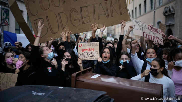 Proteste studenti in Francia, azioni in oltre 500 scuole e più di 600 fermati. Il governo: “40 presidi feriti. Per i danni paghino i genitori”