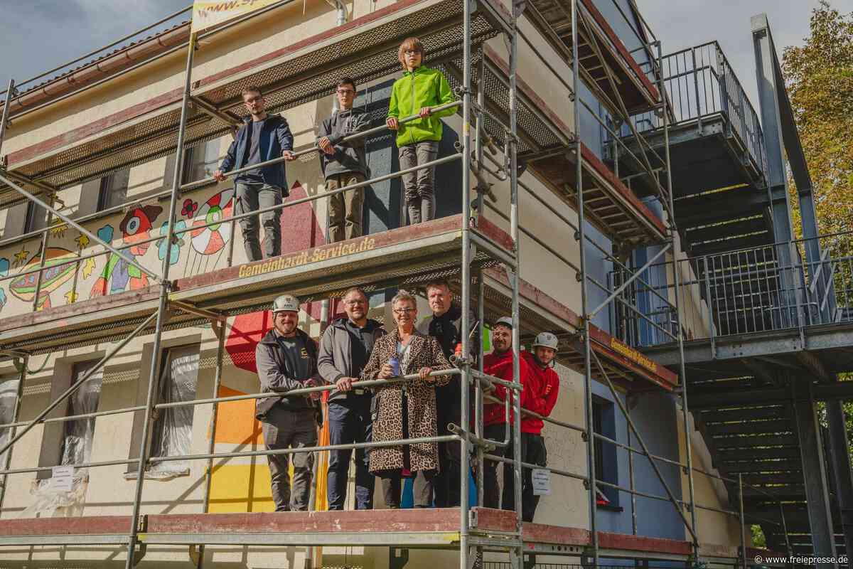 Freiberg: Ein Stolln-Mundloch XXL an der Schulfassade