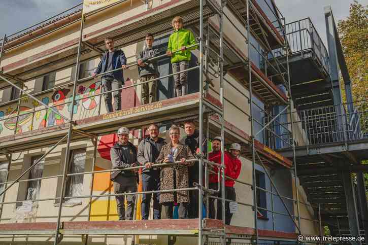 Freiberg: Ein Stolln-Mundloch XXL an der Schulfassade