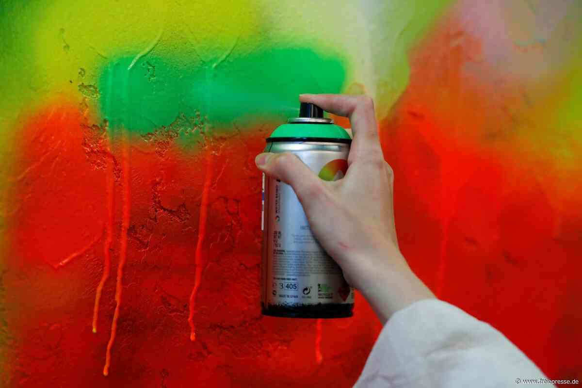 Fußball-Graffiti beschädigt Brücke in Hartenstein