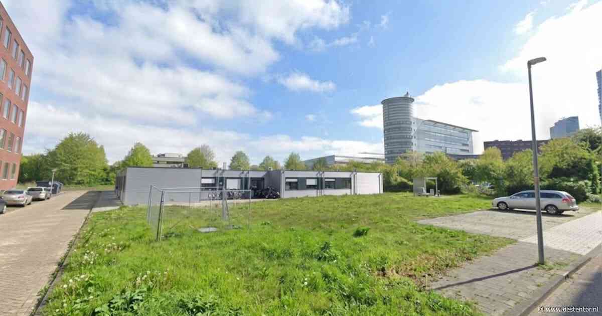 Verplaatsbare noodopvang krijgt nieuwe plek in Almere: gebouw én bewoners verhuizen