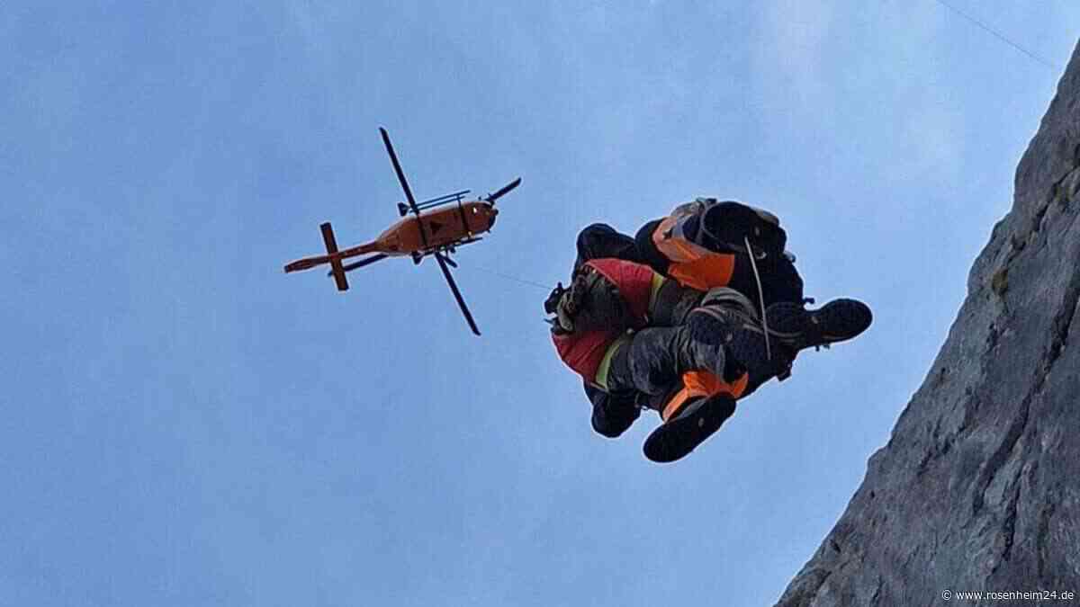 Steinschlag am Oberschenkel: Bergsteiger mit Seilwinde von Felswand am Jettenberg gerettet