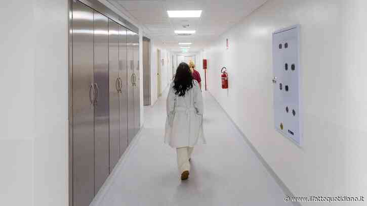 Fuga dei medici dagli ospedali: “Nel 2025 quasi 4mila dimissioni, più dei pensionamenti. Ogni 100 assunti, 43 se ne vanno”