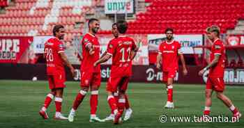 FC Twente vermorzelt Werder Bremen • Trainer John van den Brom geniet van spirit van zijn ploeg • Duits international woedend na afgang