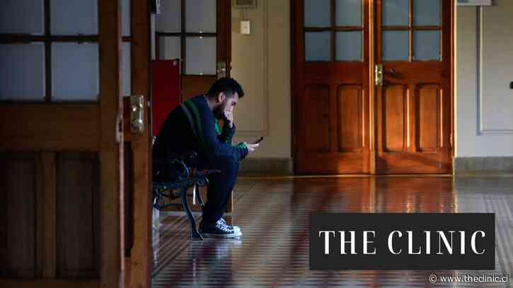 Cartas anónimas contra el suicidio: la apuesta de la Finis Terrae para frenar la crisis de salud mental en los campus
