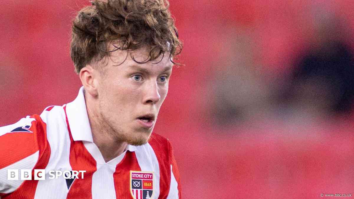 Tamworth sign Stoke midfielder Kelly on loan