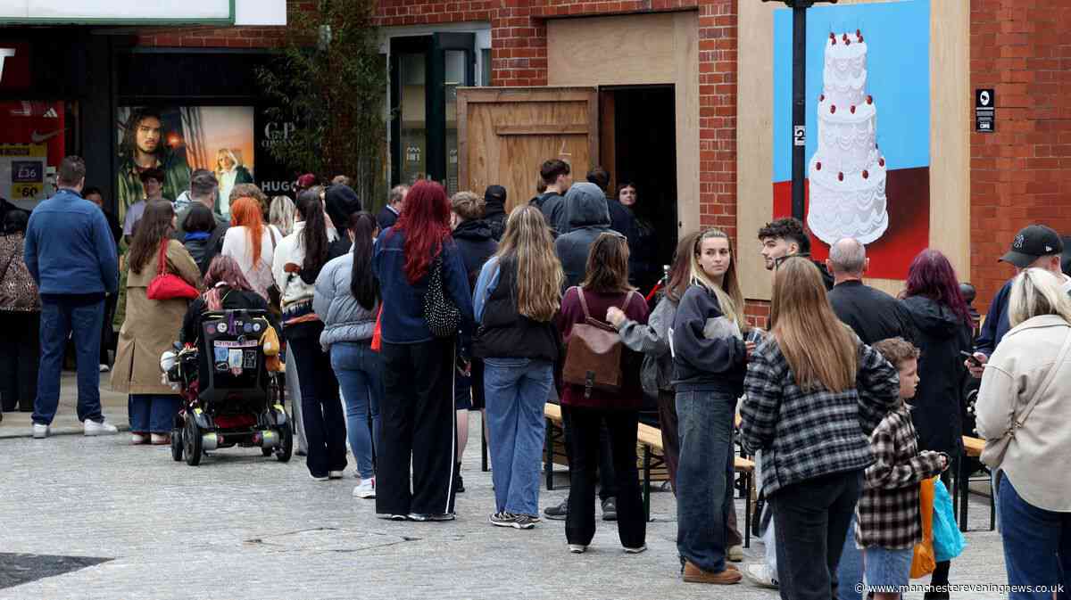 Massive queues in Stockport as Blossoms surprise fans at special pop-up shop