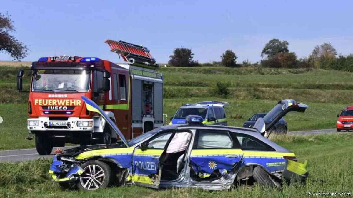Polizeiauto landet nach heftigem Crash im Grünstreifen – vier Verletzte