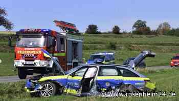 Polizeiauto landet nach heftigem Crash im Grünstreifen – vier Verletzte
