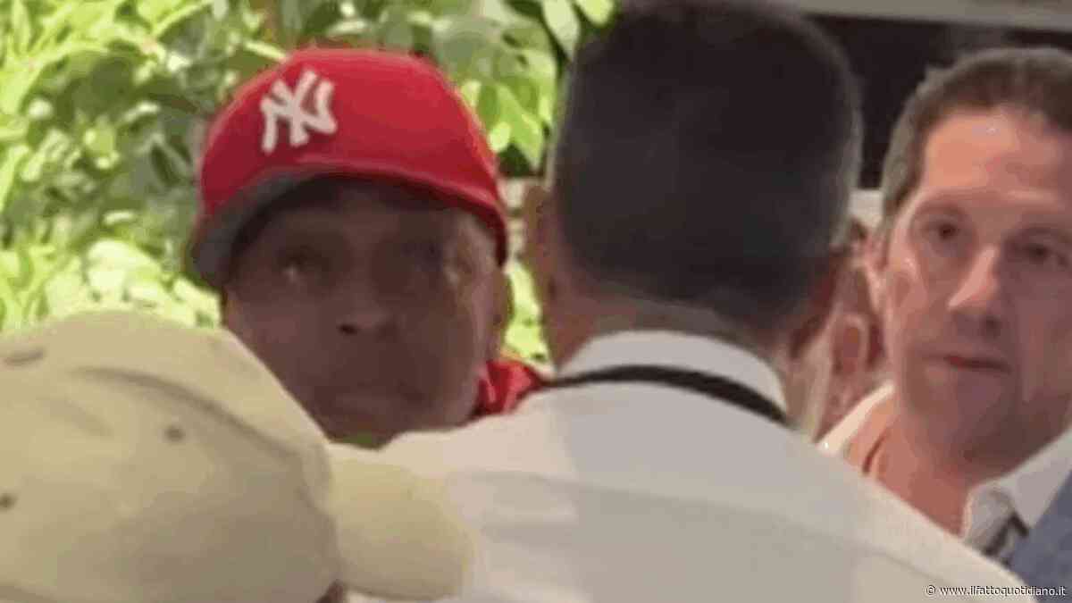 Un uomo grida a Spike Lee: “Dillo, dillo, Fuck Palestine!”. Il regista esplode e lo staff cerca di fermarlo