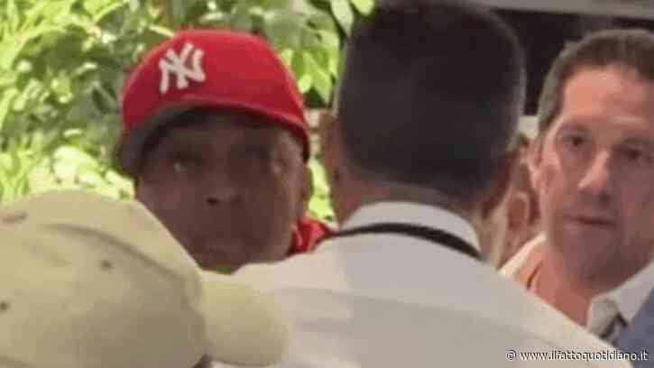 Un uomo grida a Spike Lee: “Dillo, dillo, Fuck Palestine!”. Il regista esplode e lo staff cerca di fermarlo