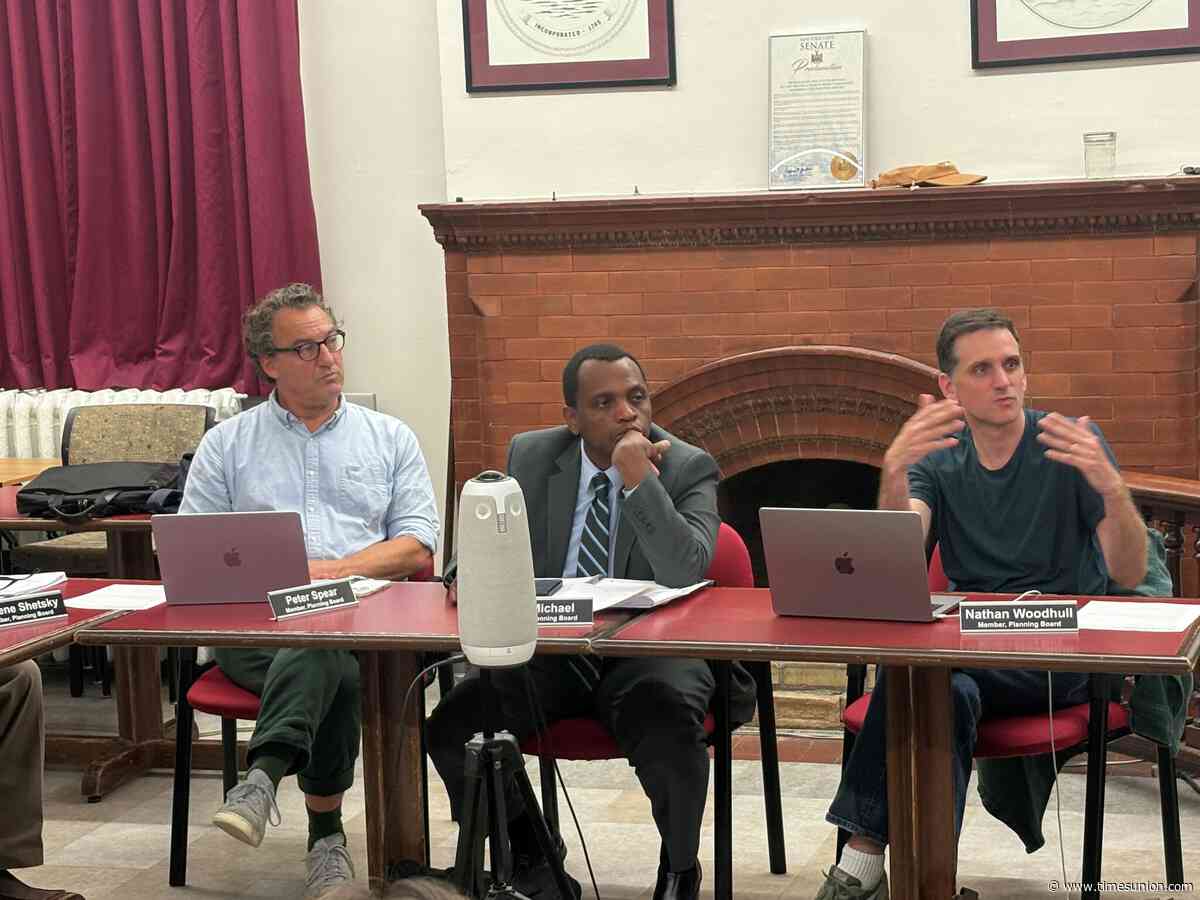 Quarrels erupt as Hudson inches toward new public housing