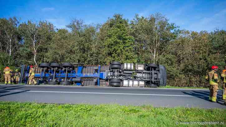 Vrachtwagen met accu's kantelt: verbindingsweg van A58 naar A27 uren dicht