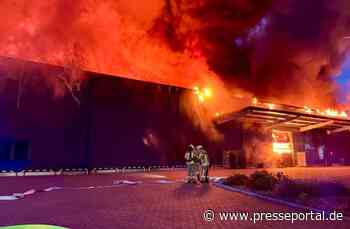 FW Helmstedt: Großbrand im Industriegebiet Neue Breite: Lagerhalle brennt vollständig nieder