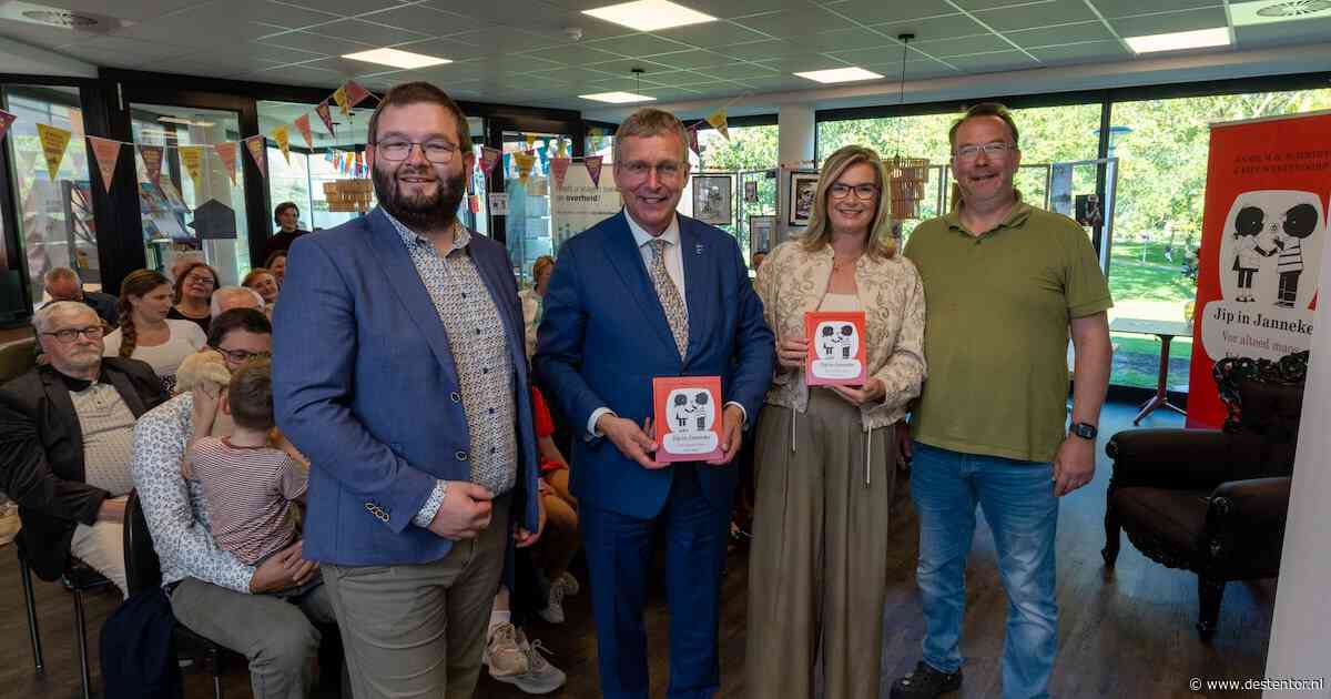 Burgemeester krijgt eerste exemplaar: zo klinkt Jip en Janneke in het Urkers