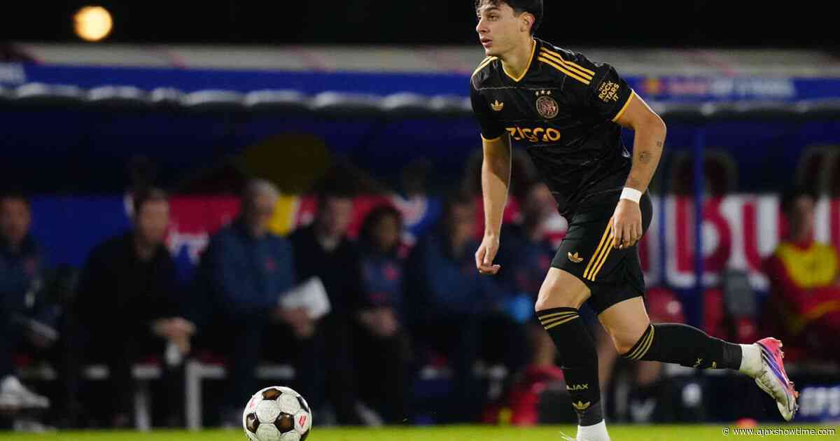 Jong Ajax-verdediger schetst verschil met Spaans voetbal: 'Hier wordt meer omgeschakeld'