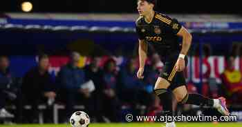 Jong Ajax-verdediger schetst verschil met Spaans voetbal: 'Hier wordt meer omgeschakeld'