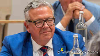 Burgemeester Anja Schouten maandag onder vuur bij politiek spoeddebat: ’Draai besluit om uitsupporters te weren bij AZ-Hapoel Beër Sheva terug’