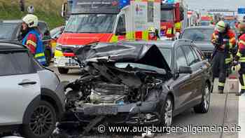 A8 nach schwerem Unfall mit 17 Verletzten gesperrt: Hubschrauber im Einsatz