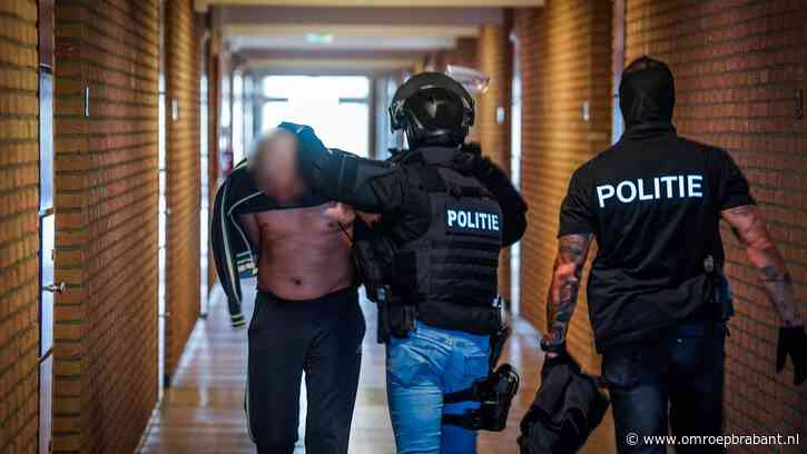 Arrestatieteam doet inval en pakt verdachte op in flat in lopend onderzoek