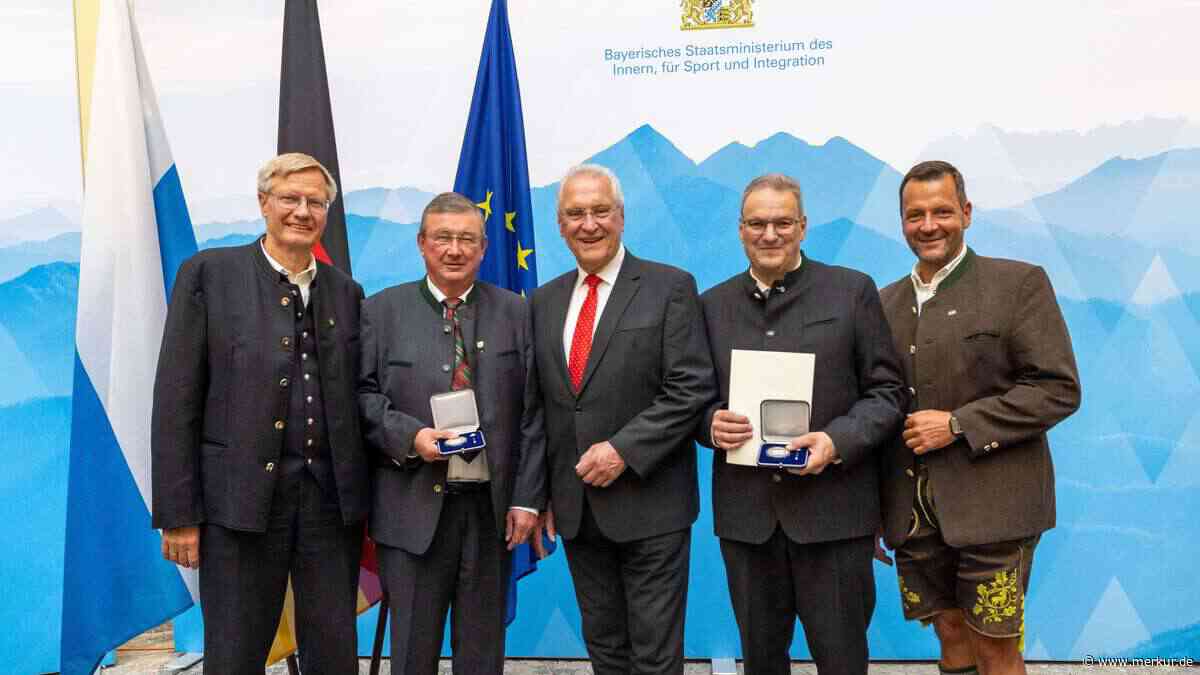 Innenminister Herrmann zeichnet Politiker aus Oberbayern aus: Ex-Landrat und Zweiter Bürgermeister erhalten besondere Ehre
