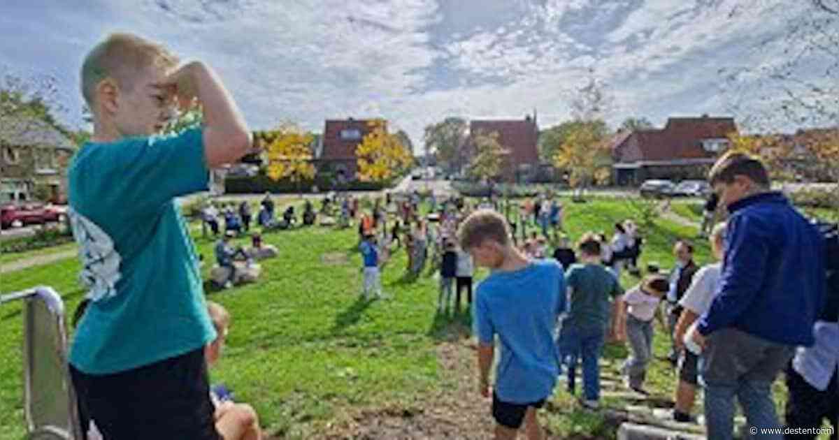 Vernieuwd grasveld in Zwartsluis geopend als ontmoetingsplek