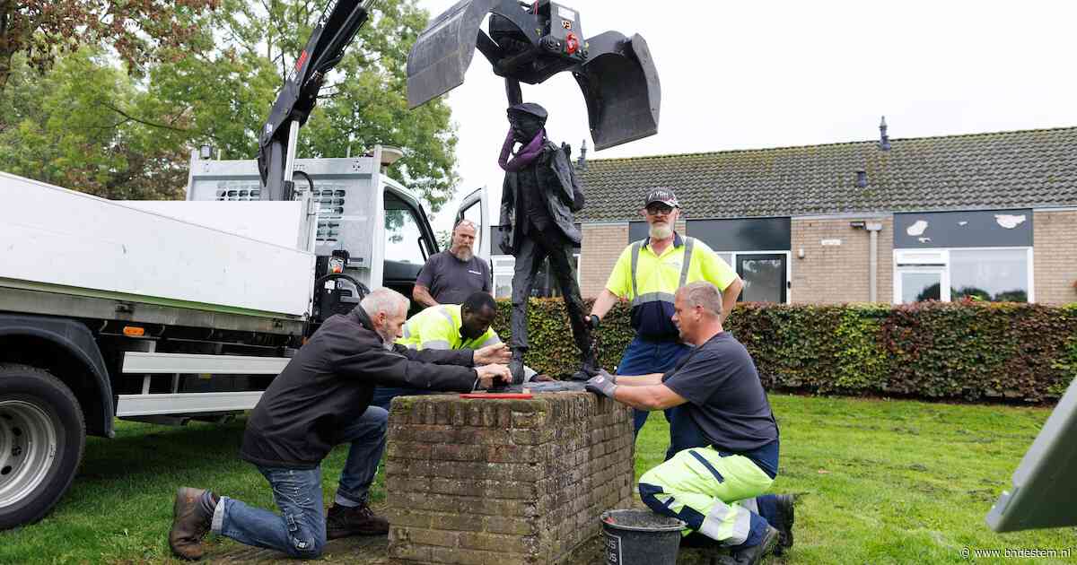 ‘De Reiziger’ staat weer honkvast op zijn sokkel in Moerdijk ‘om voor altijd hier te blijven’