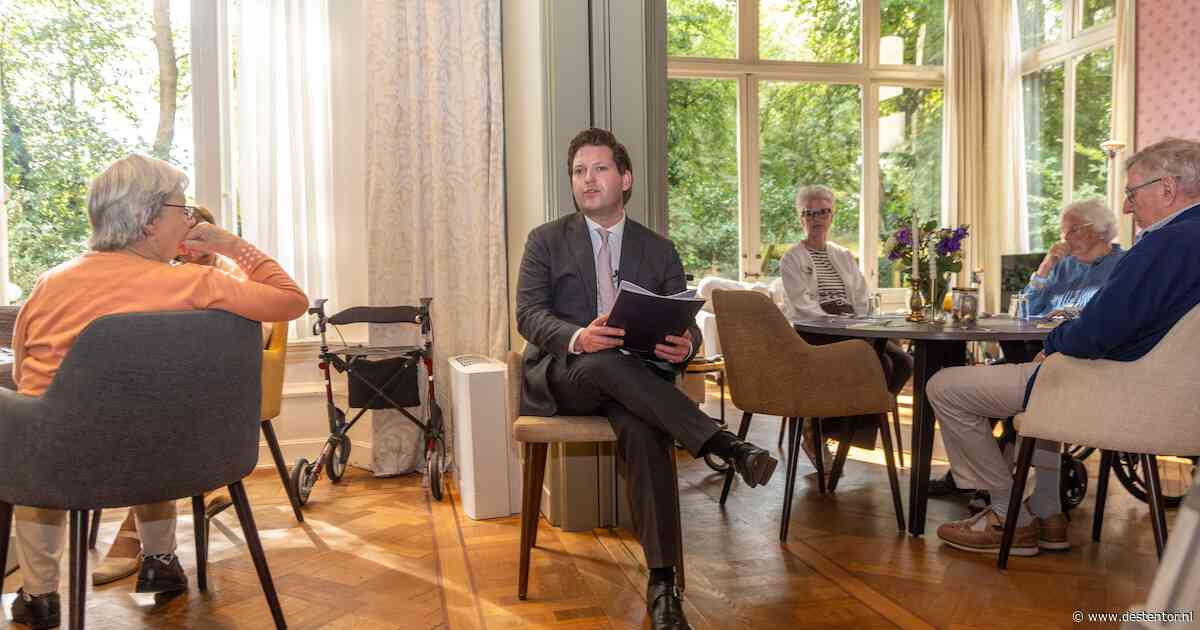 Tweede Kamervoorzitter leest voor in Zwolse woonzorglocatie, dan komen bij de bewoners oudere verhalen boven