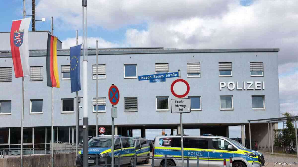 „Hab ein kleines Geschenk für dich“: Nachricht von Polizist sorgt für heftigen Streit – Praktikantin verliert Job