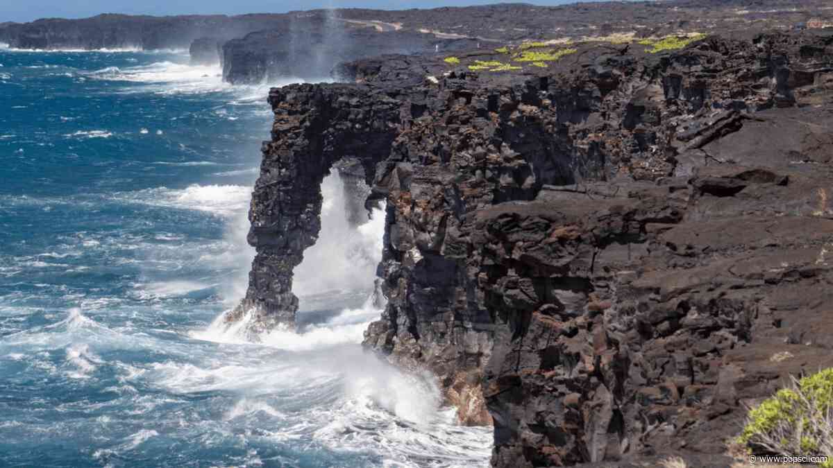 Hawaii’s 550-year-old Hōlei Sea Arch collapses into the ocean