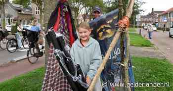 Buurt pakt uit voor Halloween met kerkhof en lijk in boom, nu moet versiering toch weg: ‘Angstaanjagend’