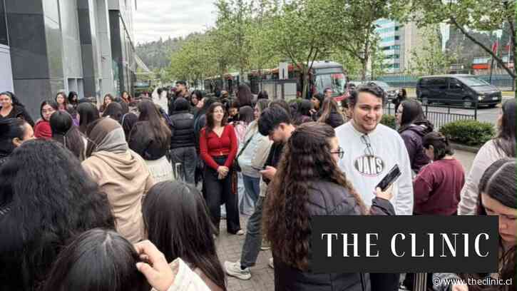De un tapón de vino por $55 mil a un polerón por $223 mil: los abultados precios de la tienda oficial de BTS que genera locura en el Costanera Center