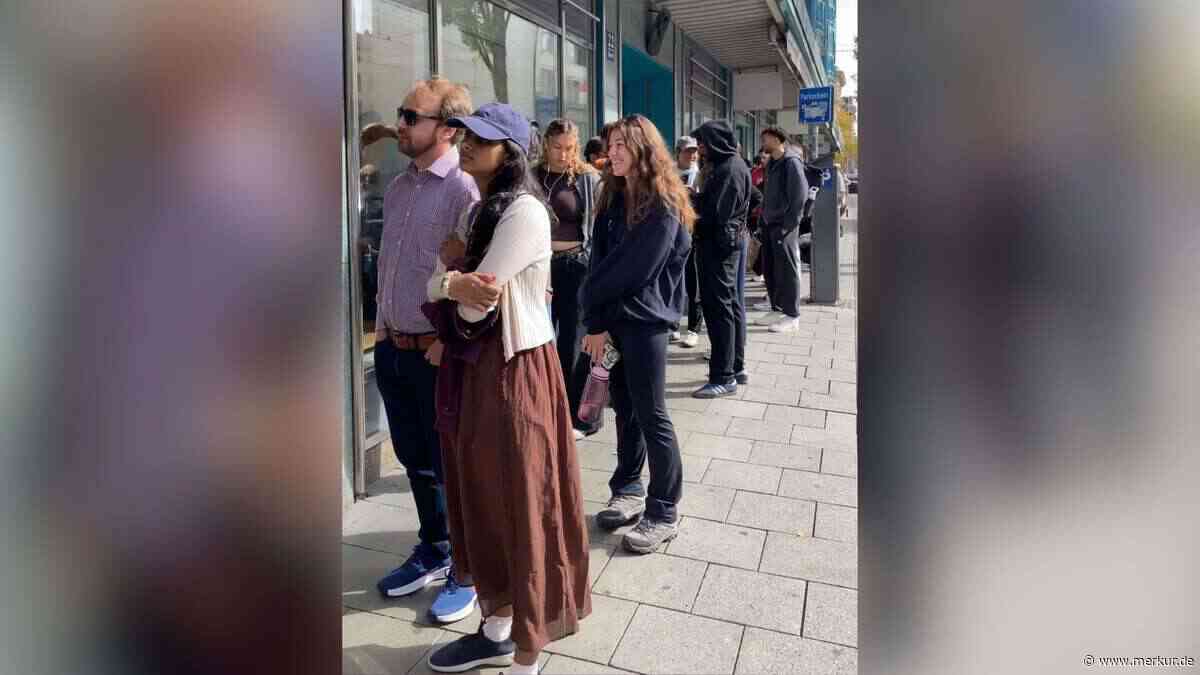 Münchens längste Wiesn-Schlange: Raten Sie mal, wofür diese Leute alle anstehen
