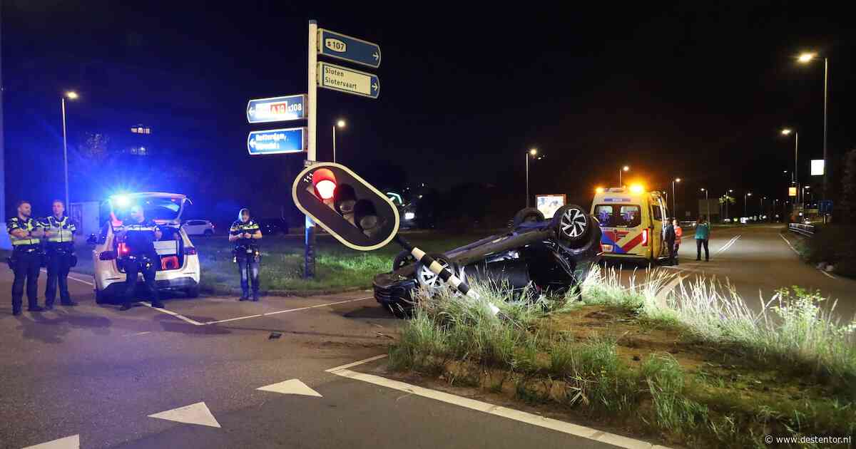 Auto crasht en belandt op zijn dak bij afrit A10 Henk Sneevlietweg in Amsterdam