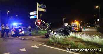 Auto crasht en belandt op zijn dak bij afrit A10 Henk Sneevlietweg in Amsterdam